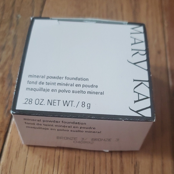Mary Kay Mineral Powder Foundation Bronze 3 - Picture 1 of 5